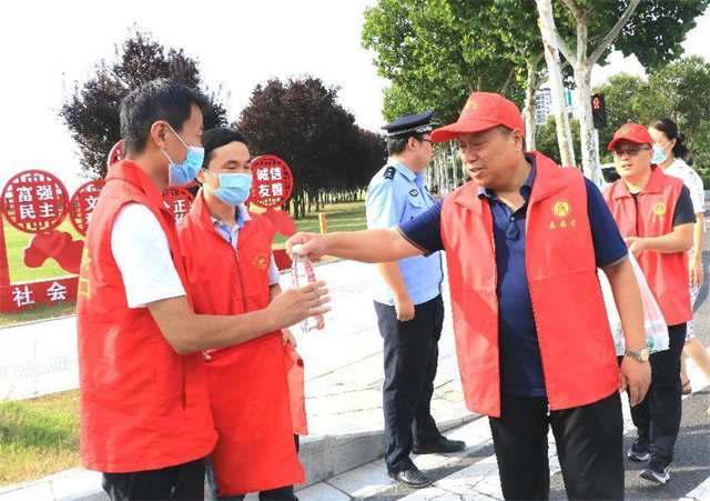 周口幼兒師范學(xué)校副校長(zhǎng)韓廣飛 帶隊(duì)到“創(chuàng)文”分包路段慰問學(xué)校文明交通志愿者